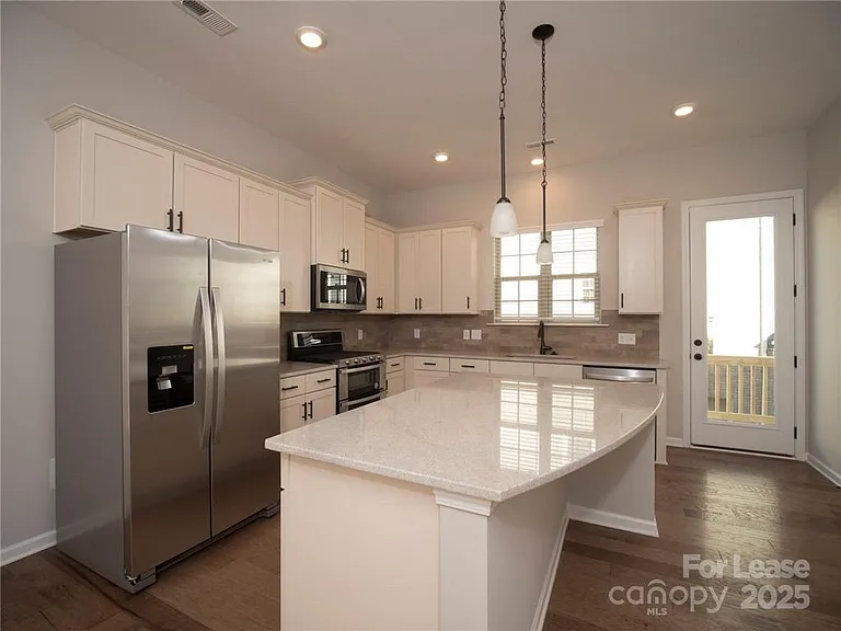 1139 Doveridge St — Photo 1