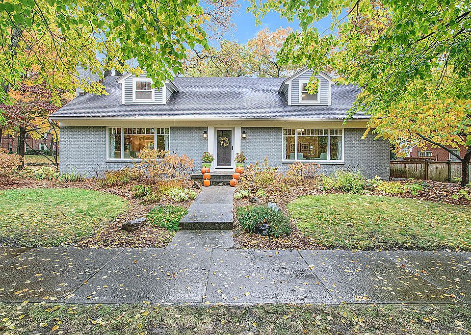 1st image of 1050 Gladstone Dr SE