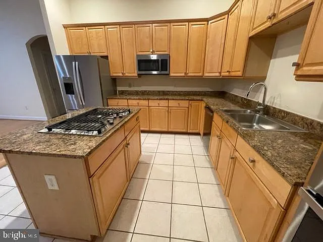 3 bed, 3.5 bath, 2235 sqft, $3,900 — Photo 3