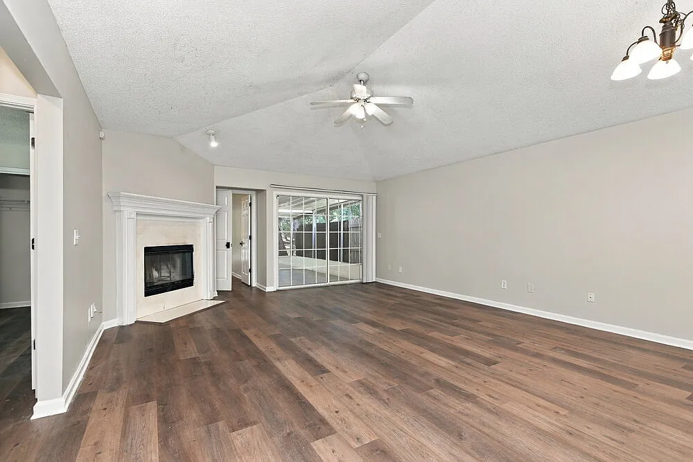 3 bed, 2.0 bath, 1386 sqft, $2,155 — Photo 4