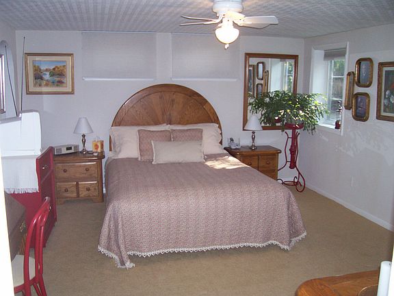 Main Bedroom w/custom walk-in closet 