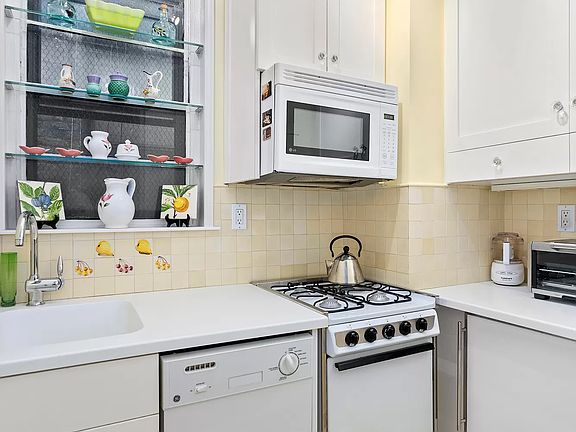 4th image of 310 E 49th St APT 3C