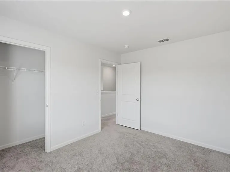 133 Oxford Ln — Photo 15