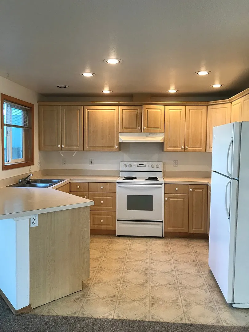 473-475 SE Excel St — Photo 2