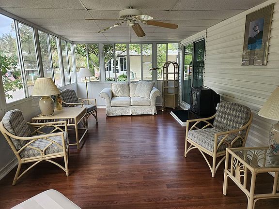 Furnished sunroom 