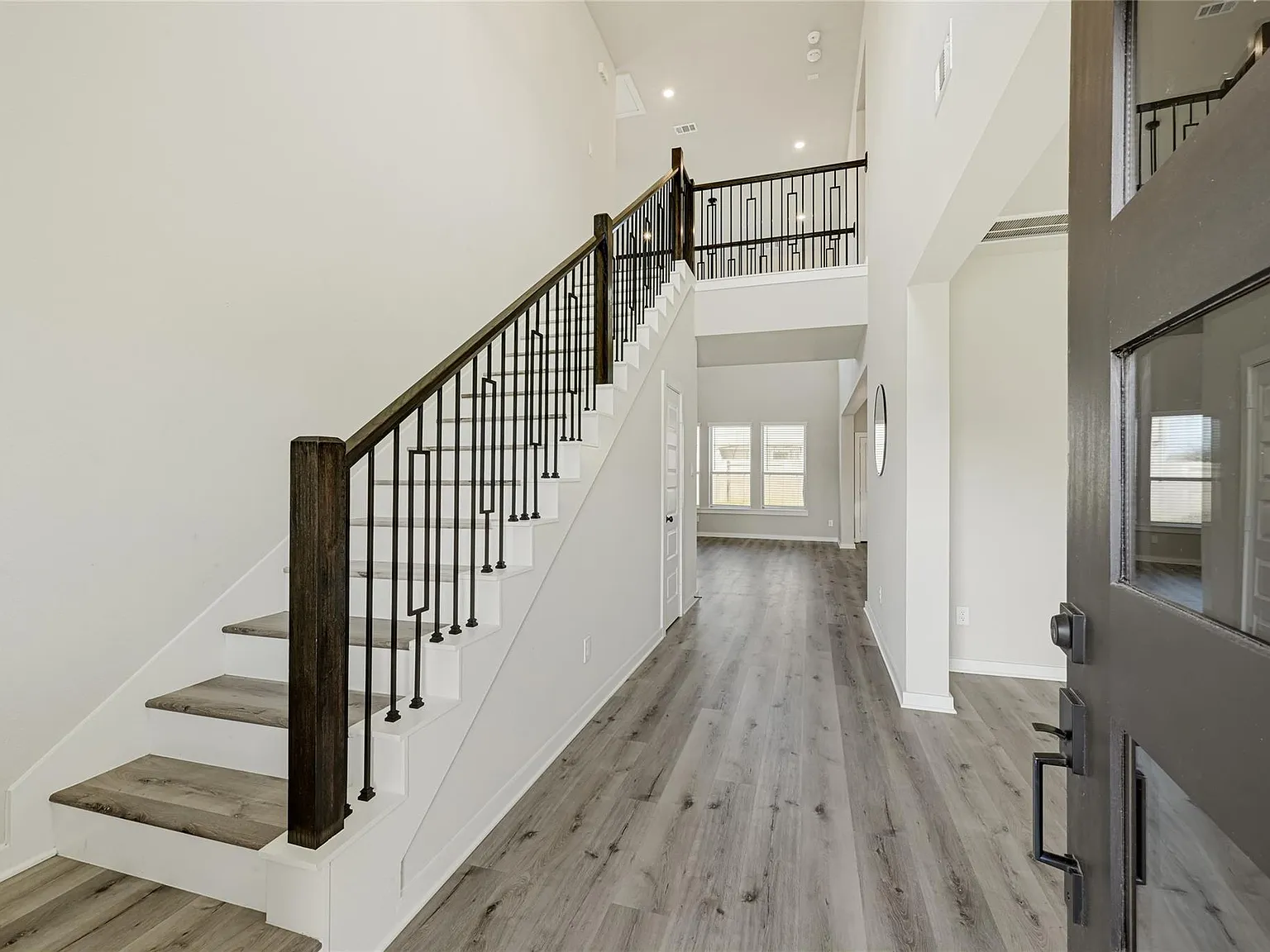 5 bed, 3.5 bath, 2594 sqft, $2,700 — Photo 4