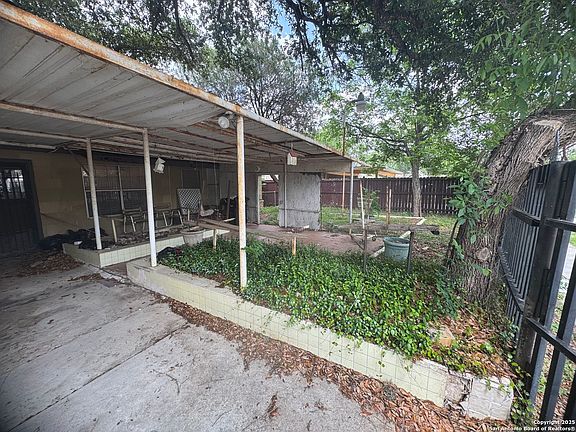 3rd image of 1223 W Mally