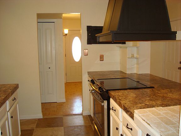 3rd image of 727 Circle Cove Dr