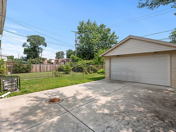 3rd image of 8137 S Oglesby Ave