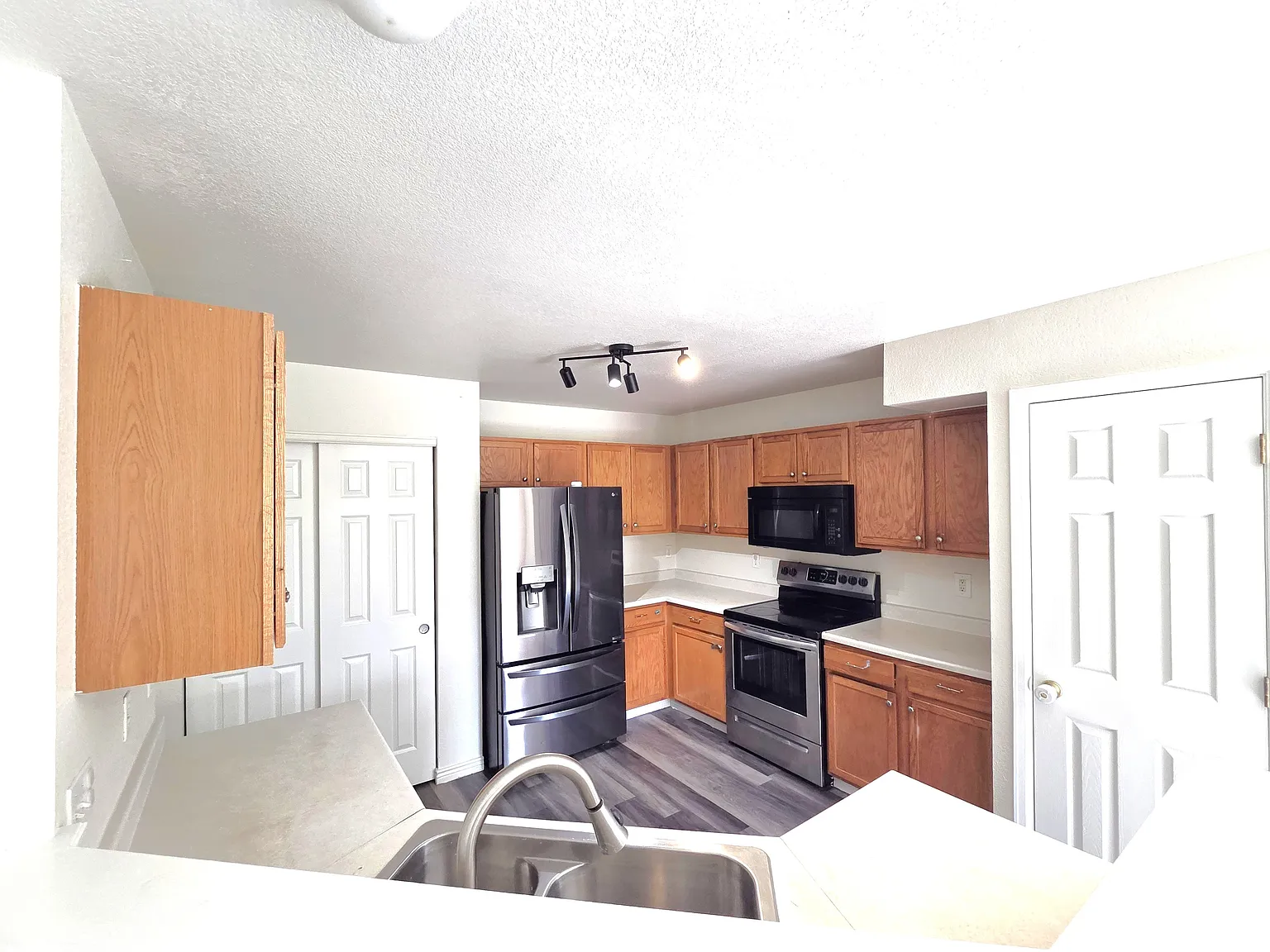 3 bed, 2.5 bath, 1240 sqft, $2,400 — Photo 2