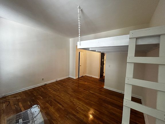 3rd image of 120 W 73rd St APT 3A