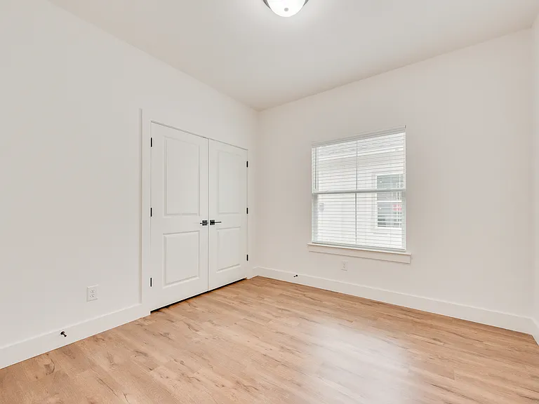 913 E 10th St #1 — Photo 13