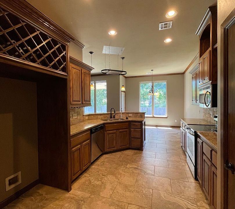 1st image of 1012 Summer Hill Dr