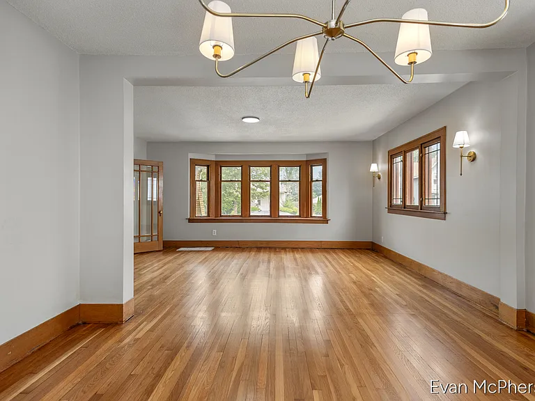 732 5th St NW — Photo 4