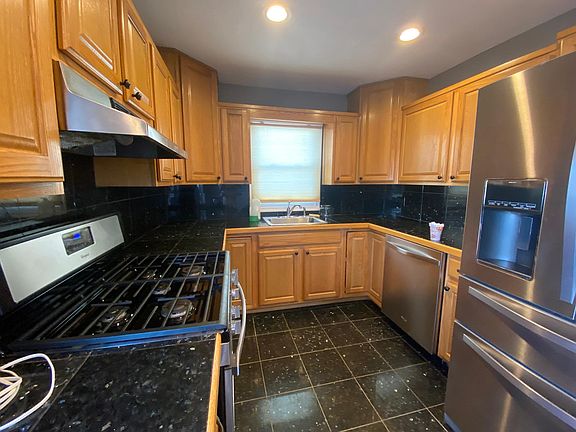 5th image of 77 Thornycroft Ave