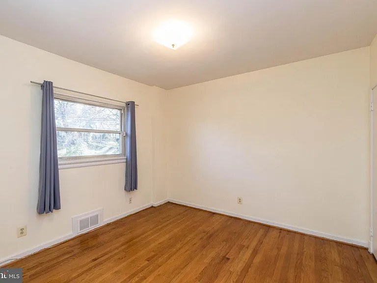 9322 W Parkhill Dr — Photo 8