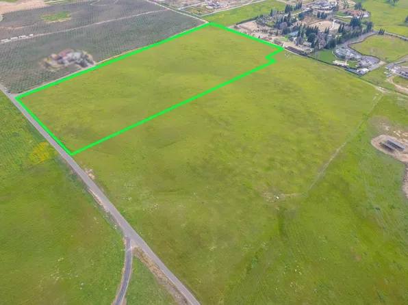 2 Biglione Dr, Clovis, CA 93619