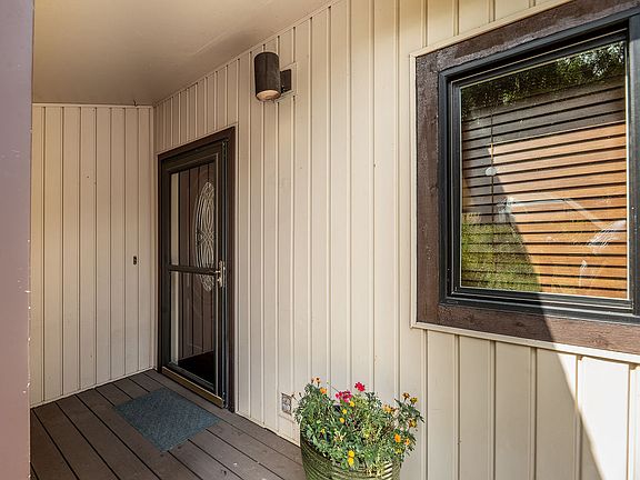 4th image of 3 White Oak Ln