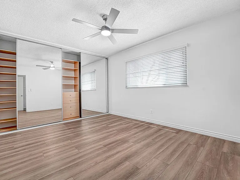 402 Montana Ave in Santa Monica - 4 blocks to the beach! — Photo 12