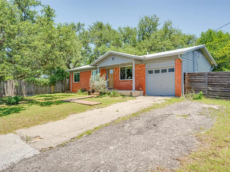 1707 Overhill Dr — Photo 2
