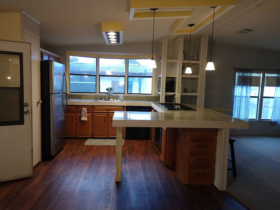 1st image of 522 Lake Cir