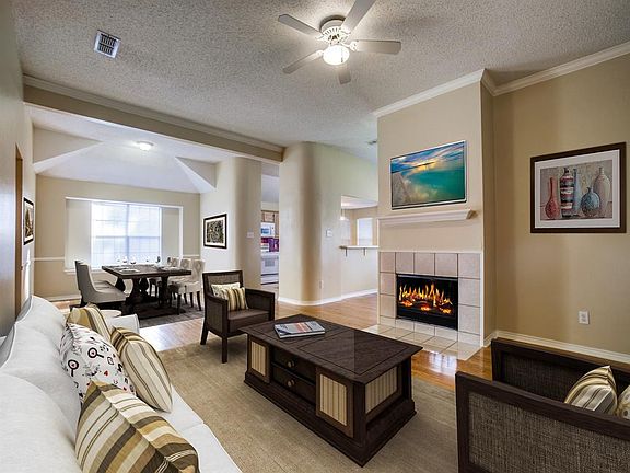 4th image of 502 S Weatherred Dr