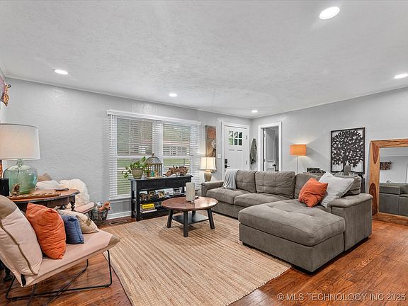 3rd image of 1624 Prairie Heights Dr