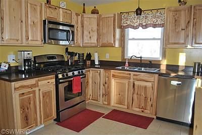 2nd image of 9966 Courtland Dr NE