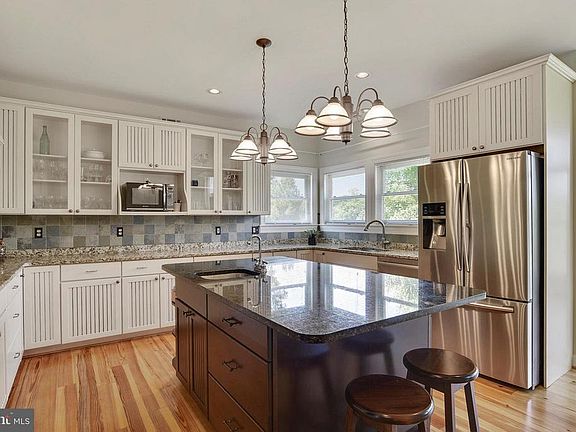 5th image of 6710 Warwick Ln