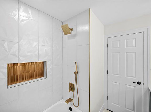 5th image of 9629 Mason Ave