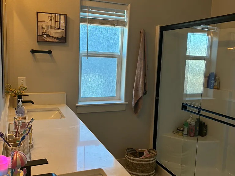 530 NW Crater Lake Dr — Photo 4
