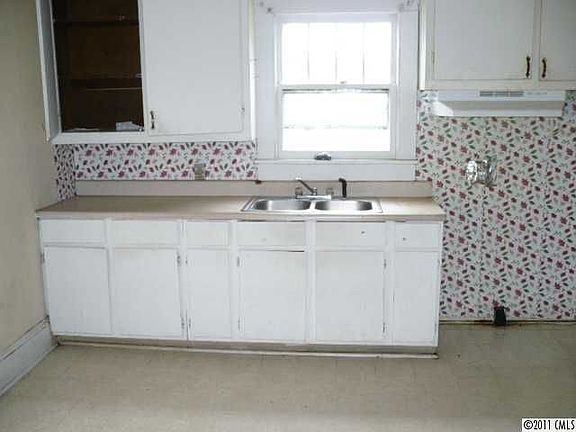 4th image of 2404 Linda Ave