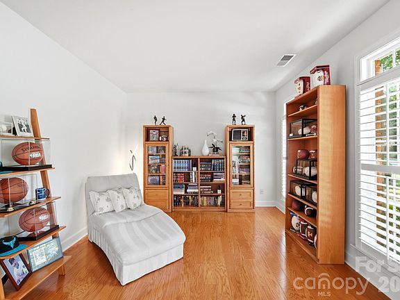 5th image of 4814 King Arthur Dr