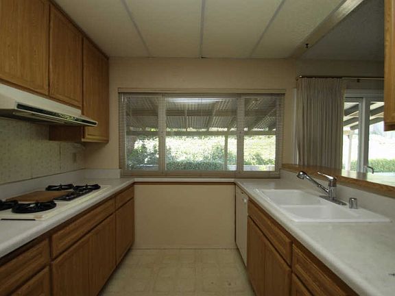 3rd image of 2260 W Adrian St