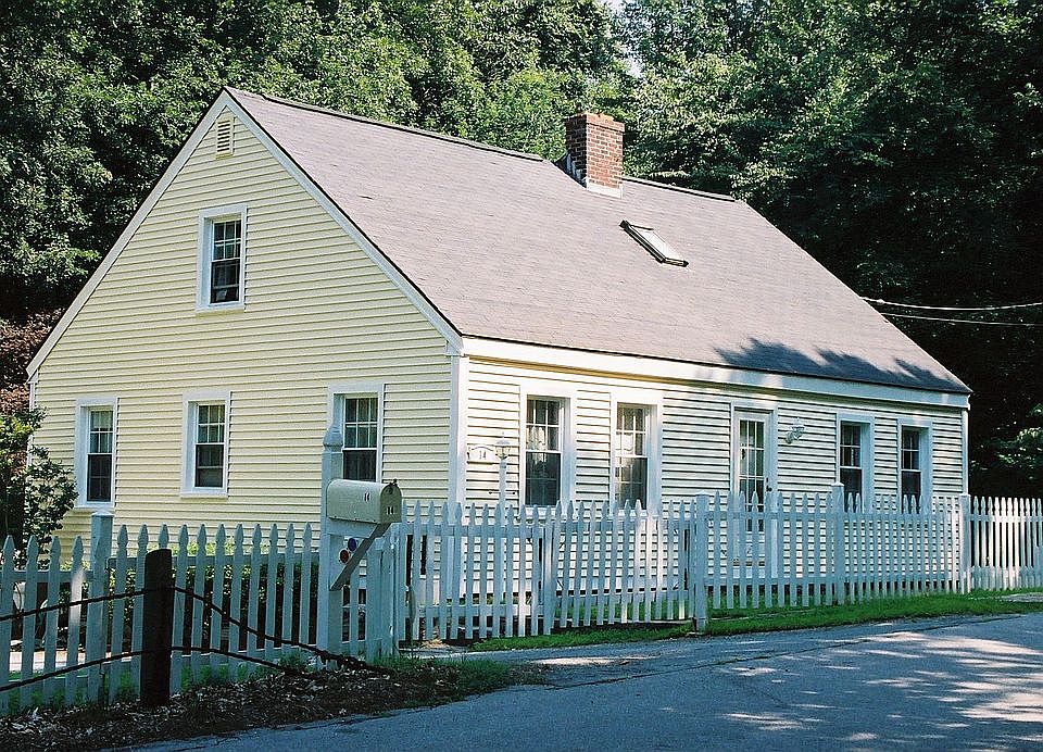 Private 3BR Cape close to all area major employers and shopping.