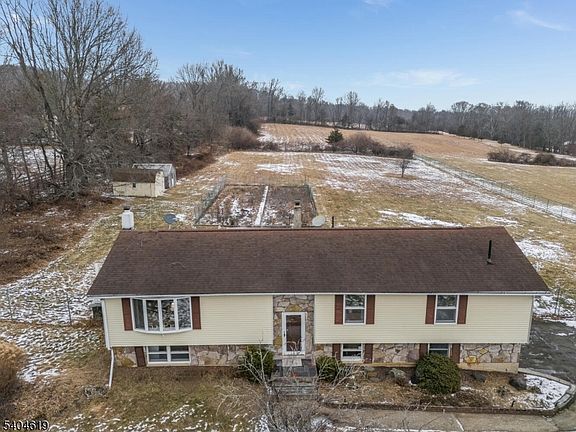 5th image of 11 Cemetery Rd