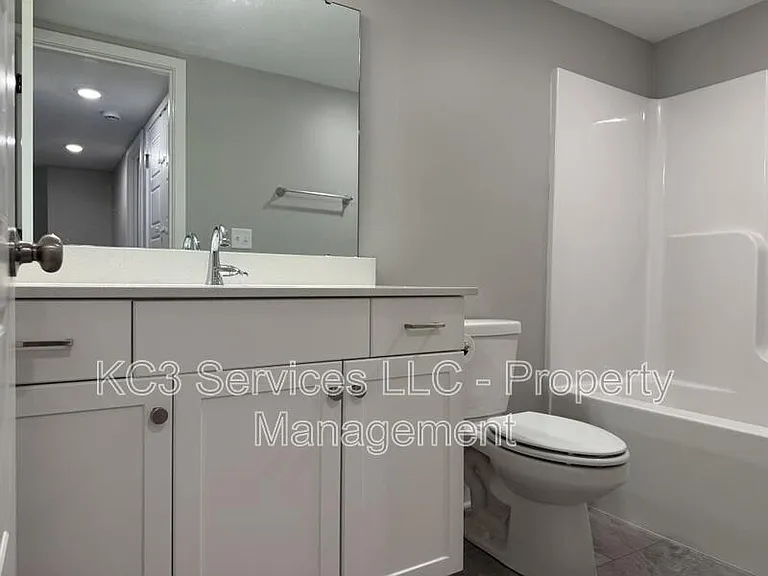 2018 SW Holdbrooks Dr — Photo 3