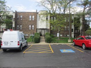 2222 Country Club Dr APT 1, Woodridge, IL 60517