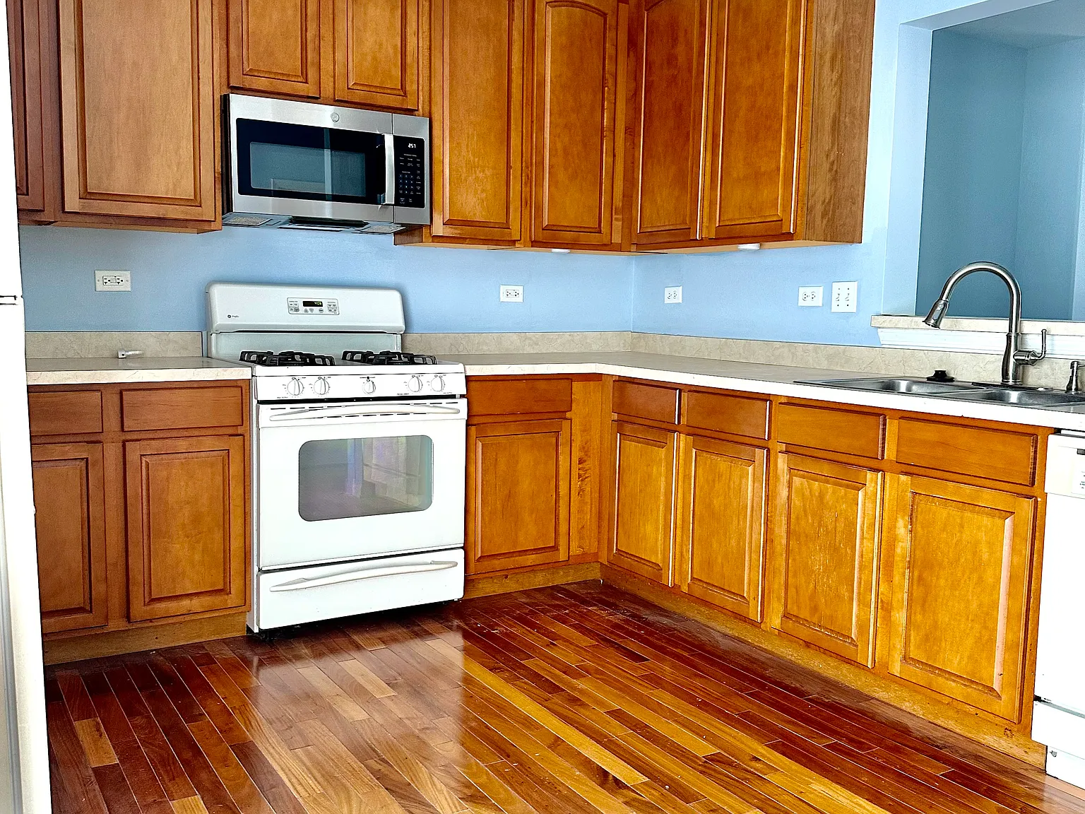 3 bed, 2.5 bath, 1600 sqft, $2,400 — Photo 4