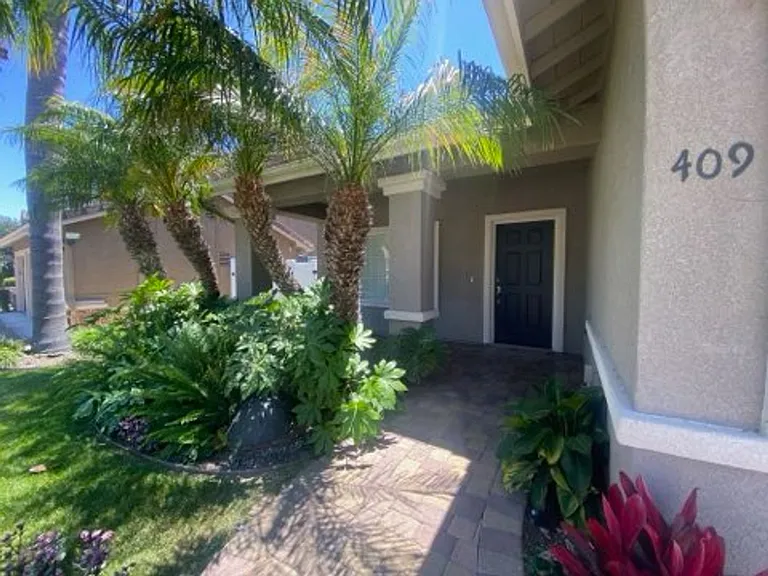 409 Lexington Cir — Photo 2