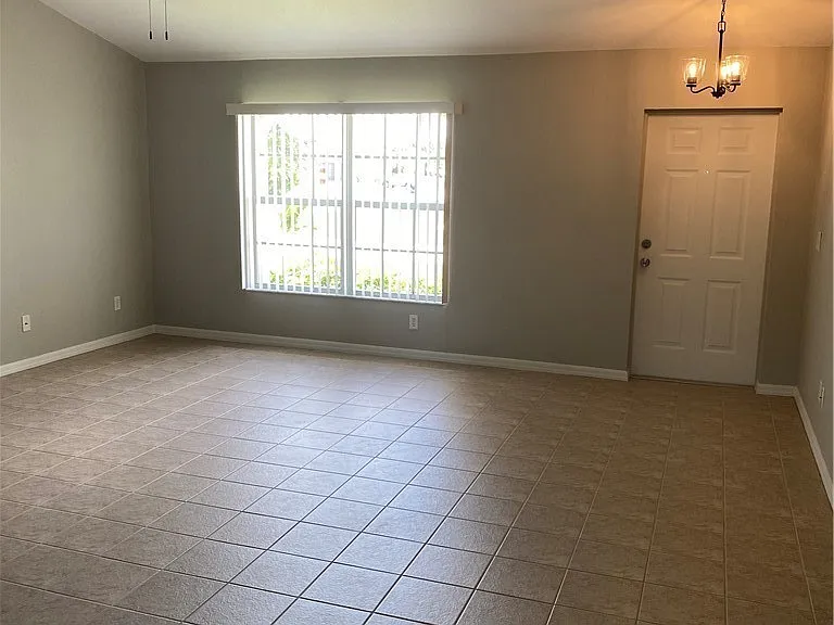 1732 SW 31st Ln — Photo 3