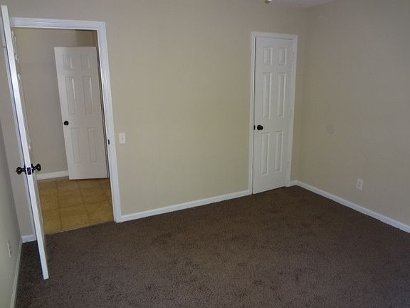 5th image of 820 Red Fox Cir APT B