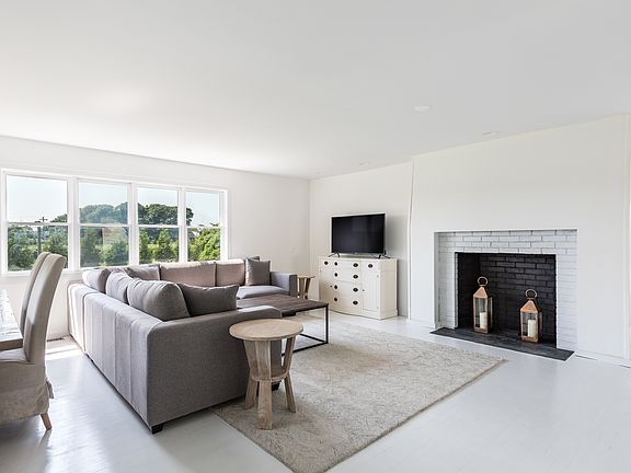 3rd image of 31 Wainscott Main St