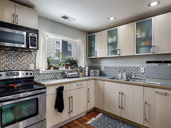 4th image of 1009 Lowry Ave NE #2