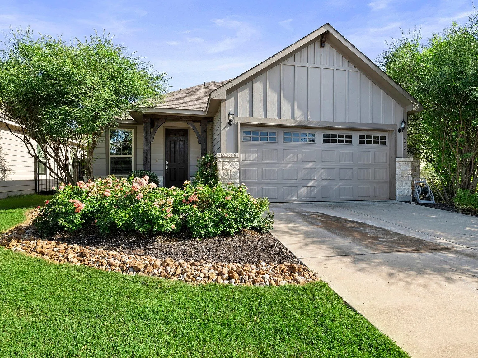 3 bed, 2.0 bath, 1393 sqft, $2,300 — Photo 2