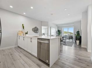 255 E Les Jardins Park SE #310, Calgary, AB T2C5W9