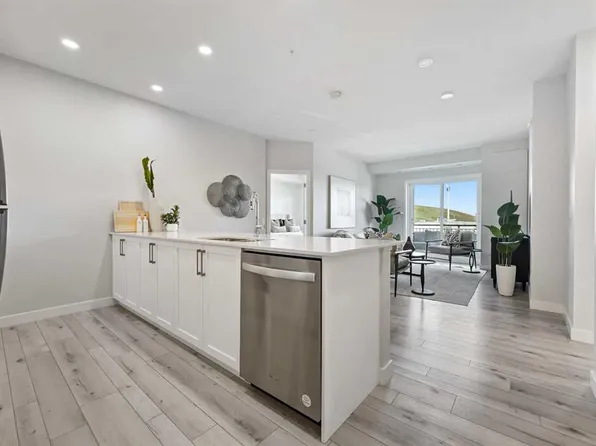 255 E Les Jardins Park SE #310, Calgary, AB T2C 5W9