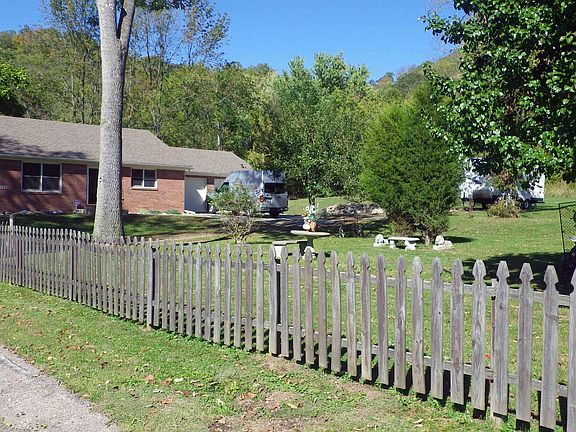 100' of picket fence.