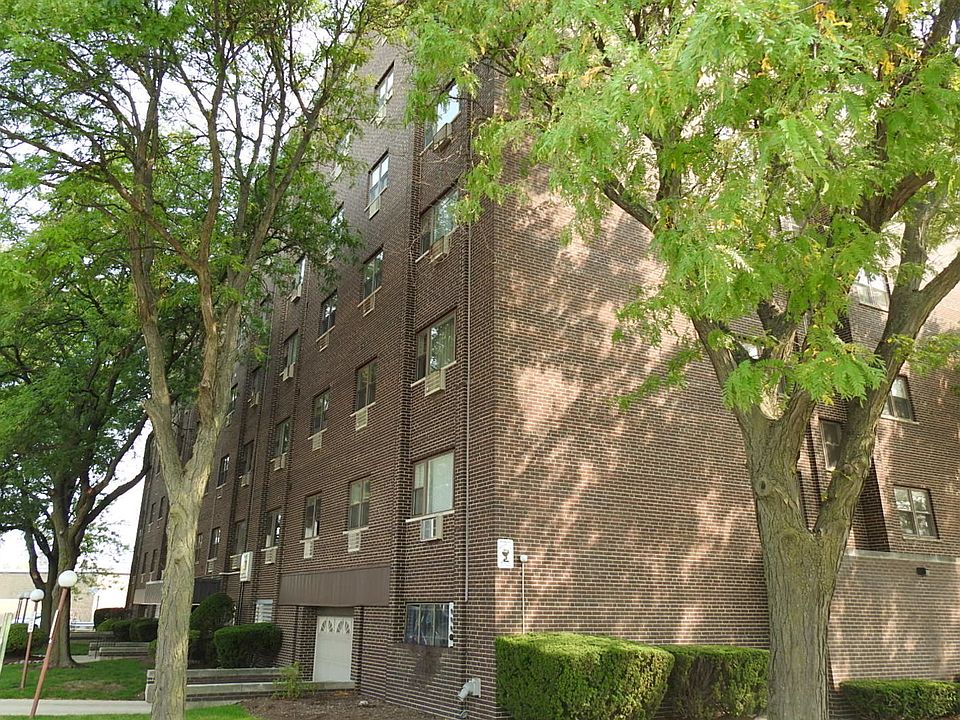 1st image of 4600 N Cumberland Ave Unit 206