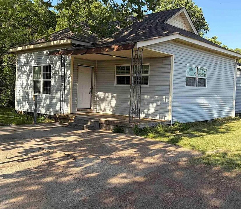 1st image of 300 Kelly Dr